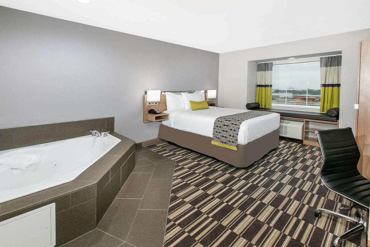 Microtel Inn & Suites By Wyndham Лъбък Екстериор снимка